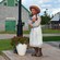 Uma imagem de Anne de Green Gables do lado de fora de um conjunto de edifícios do século XIX.